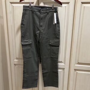Amazing Women’s NWT 7 For All Mankind Olive dressy Cargo Pants